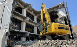 重機による解体作業